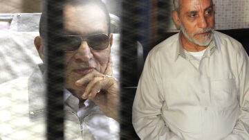 Mohamed Badie y Mubarak se sientan en el banquillo