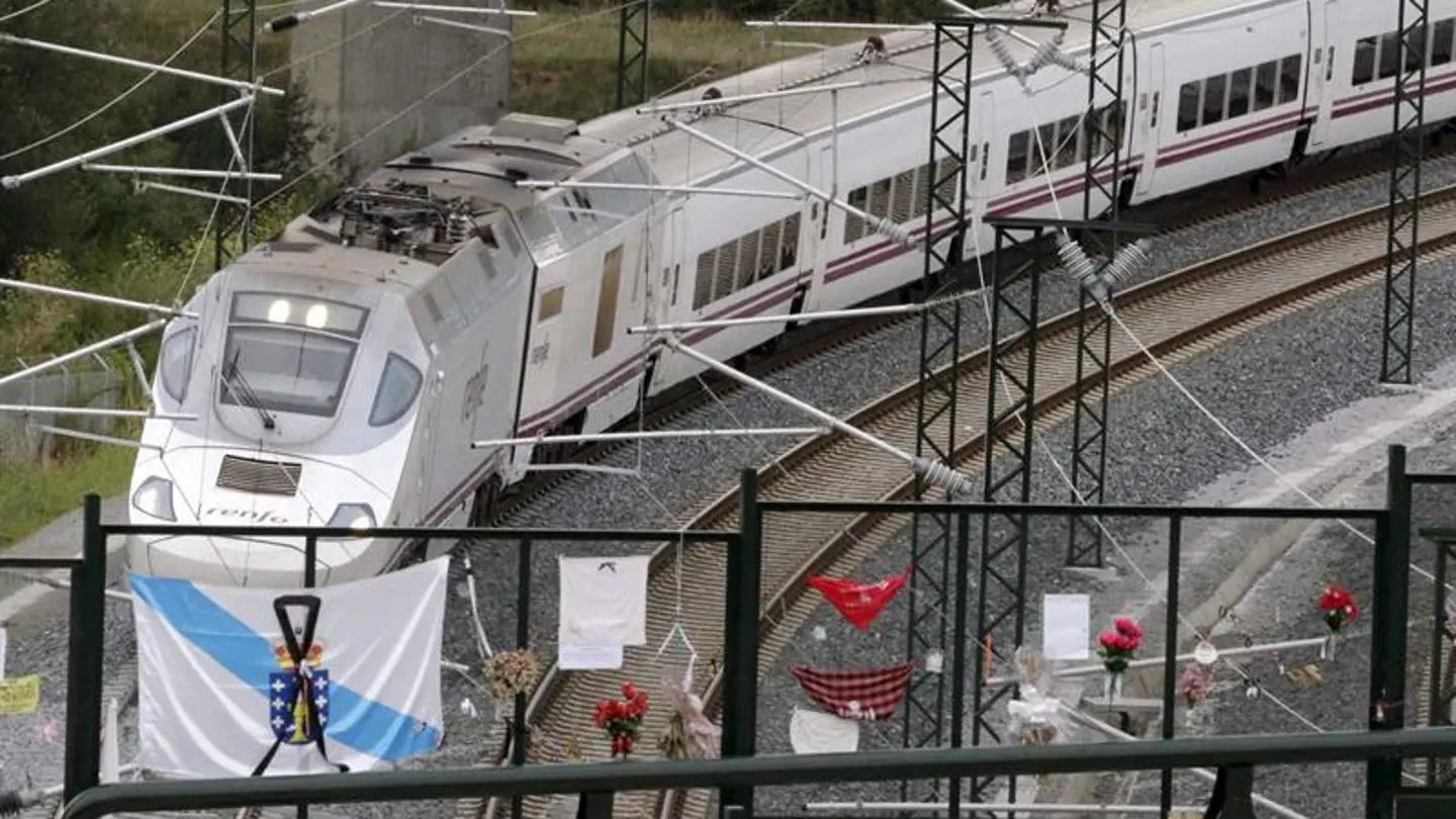 Imagen del lugar del accidente un mes después del descarrilamiento Imagen del lugar del accidente un mes después del descarrilamiento