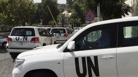 Un convoy con inspectores de la Organizaci&oacute;n de Naciones Unidas (ONU) abandona el hotel Four Seasons de Damasco