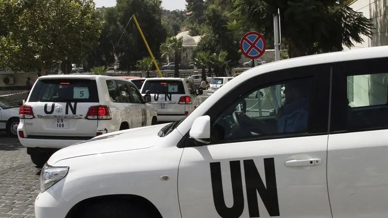 Un convoy con inspectores de la Organizaci&oacute;n de Naciones Unidas (ONU) abandona el hotel Four Seasons de Damasco