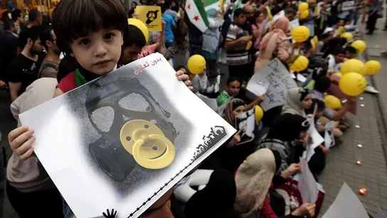 Refugiados sirios protestan ante la embajada en Turquía Refugiados sirios protestan ante la embajada en Turquía