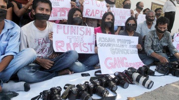 Colegas de la fotoperiodista violada muestran su condena.