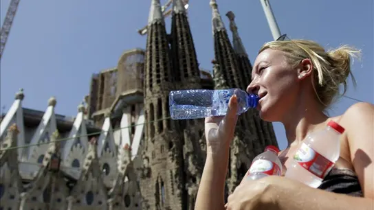 Una turista ante la basílica de la Sagrada Familia de Barcelona Una turista ante la basílica de la Sagrada Familia de Barcelona