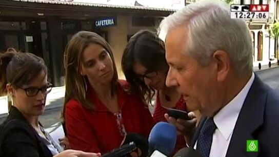 Javier G&oacute;mez de Lia&ntilde;o habla con los periodistas