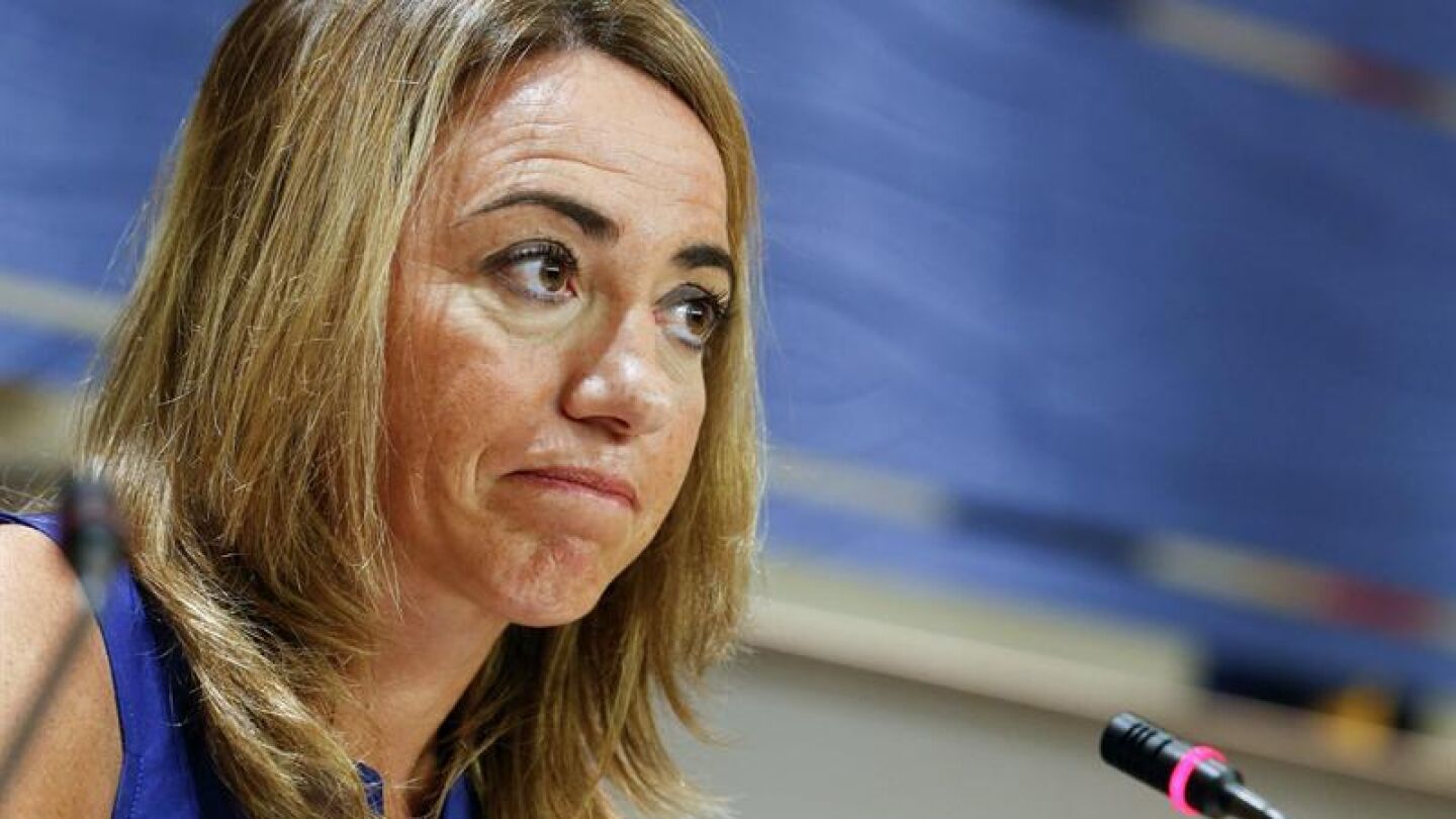 Carme Chac&oacute;n habla ante los medios