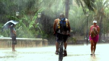 Varias personas bajo la lluvia (Archivo)