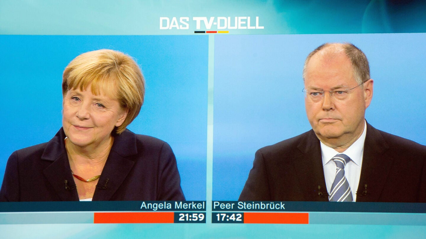  Angela Merkel frente a su rival socialdem&oacute;crata Peer Steinbrueck, durante un debate televisivo.