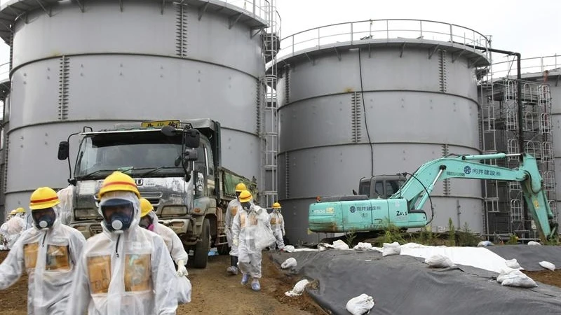 Operarios trabajando en las tareas de descontaminaci&oacute;n