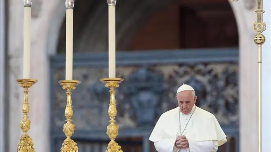 El Papa reza en El Vaticano El Papa reza en El Vaticano