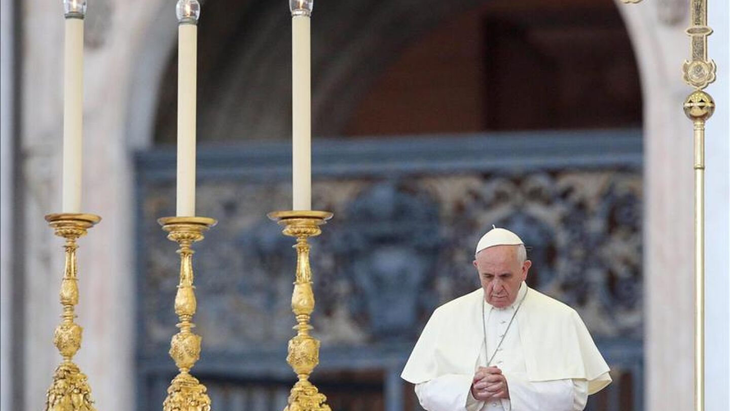 El Papa reza en El Vaticano