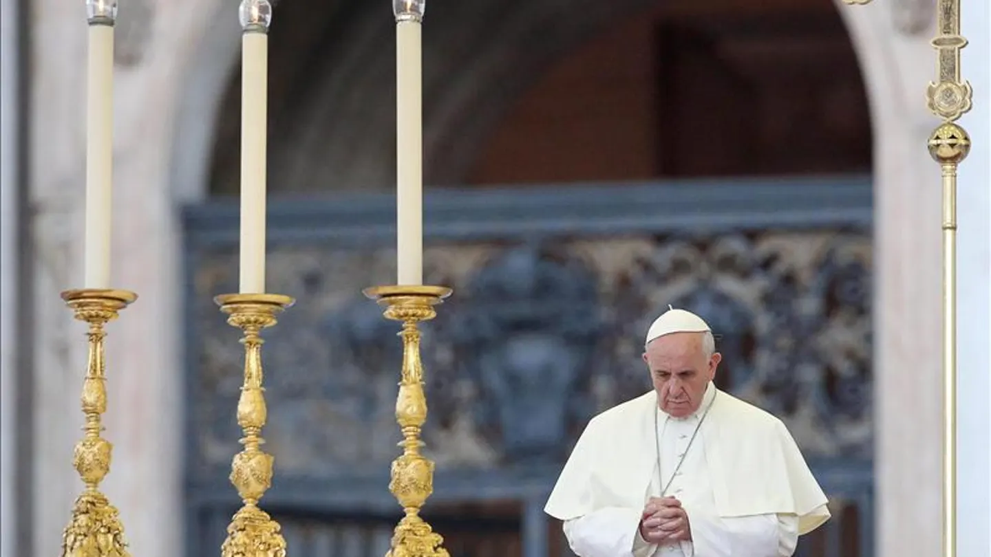 El Papa reza en El Vaticano El Papa reza en El Vaticano