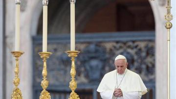 El Papa reza en El Vaticano