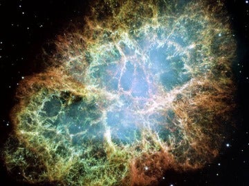 Restos de una explosi&oacute;n de supernova conocidos como &ldquo;Nebulosa del Cangrejo&rdquo; (M1) situada a 6300 a&ntilde;os luz. Su luz lleg&oacute; a la Tierra en el a&ntilde;o 1054 de nuestra. El brillo de la explosi&oacute;n dur&oacute; varias semanas y su brillo era comparable al de la Luna