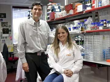Los investigadores Manuel Serrano y María Abad Los investigadores Manuel Serrano y María Abad