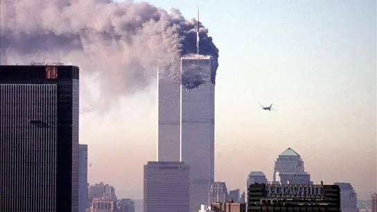 Las Torres Gemelas después del impacto de uno de los aviones secuestrados por la banda terrorista Al Qaeda el 11 de septiembre de 2001 Las Torres Gemelas después del impacto de uno de los aviones secuestrados por la banda terrorista Al Qaeda el 11 de septiembre de 2001