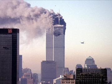 Las Torres Gemelas después del impacto de uno de los aviones secuestrados por la banda terrorista Al Qaeda el 11 de septiembre de 2001 Las Torres Gemelas después del impacto de uno de los aviones secuestrados por la banda terrorista Al Qaeda el 11 de septiembre de 2001