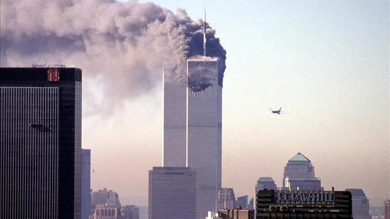 Las Torres Gemelas después del impacto de uno de los aviones secuestrados por la banda terrorista Al Qaeda el 11 de septiembre de 2001