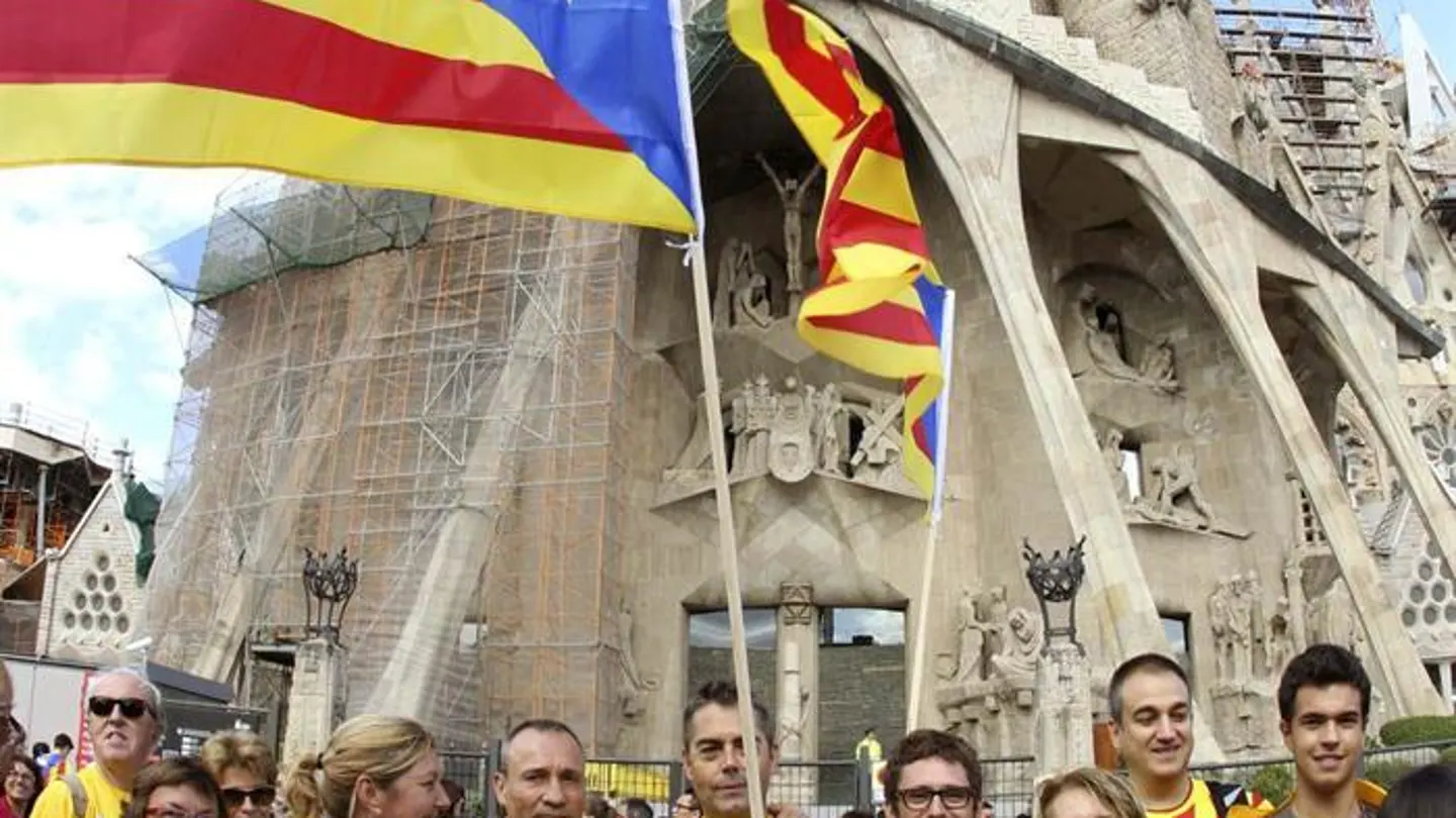 Varias personas congregadas frente a la Sagrada Familia participan en la cadena humana Varias personas congregadas frente a la Sagrada Familia participan en la cadena humana