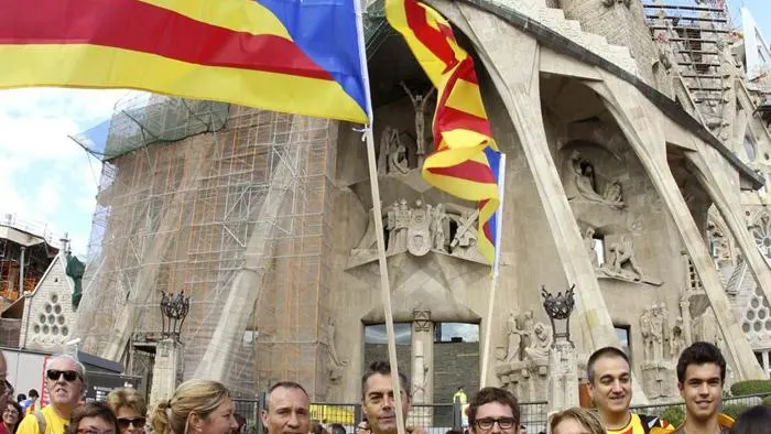 Varias personas congregadas frente a la Sagrada Familia participan en la cadena humana Varias personas congregadas frente a la Sagrada Familia participan en la cadena humana