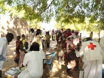 Cola para vacunarse contra la meningitis en la región de Yamena (Chad)