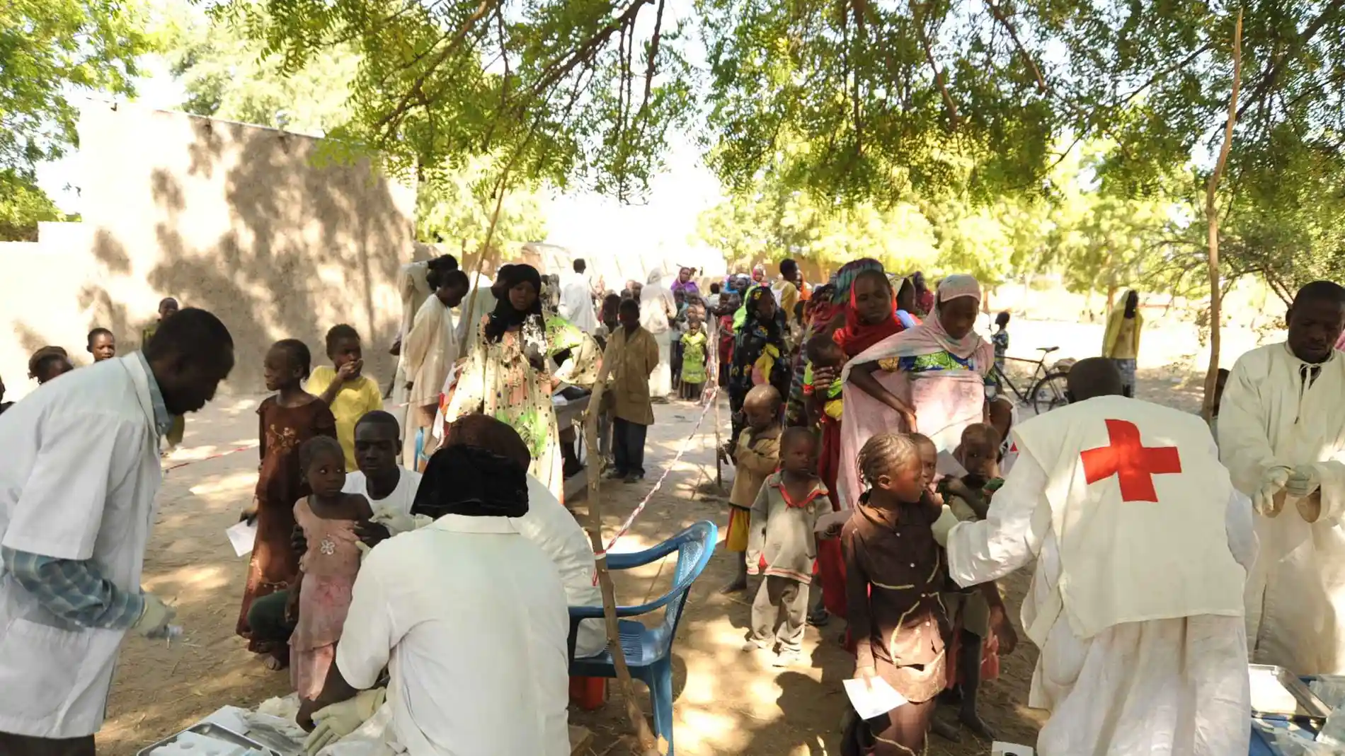 Cola para vacunarse contra la meningitis en la región de Yamena (Chad)