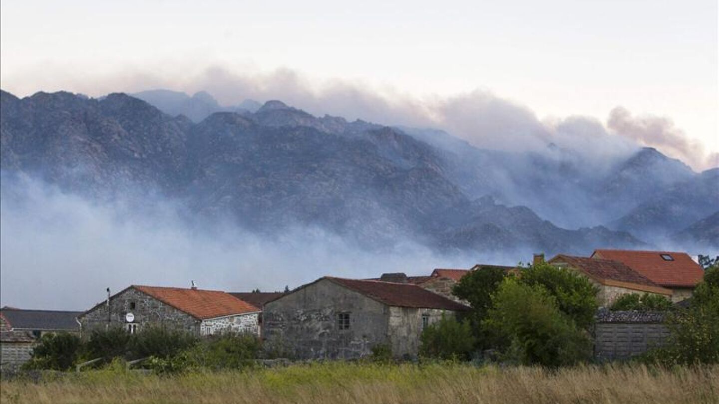 Contin&uacute;a activo el incendio de O Pindo y se declara otro pr&oacute;ximo al Monte Gali&ntilde;eiro