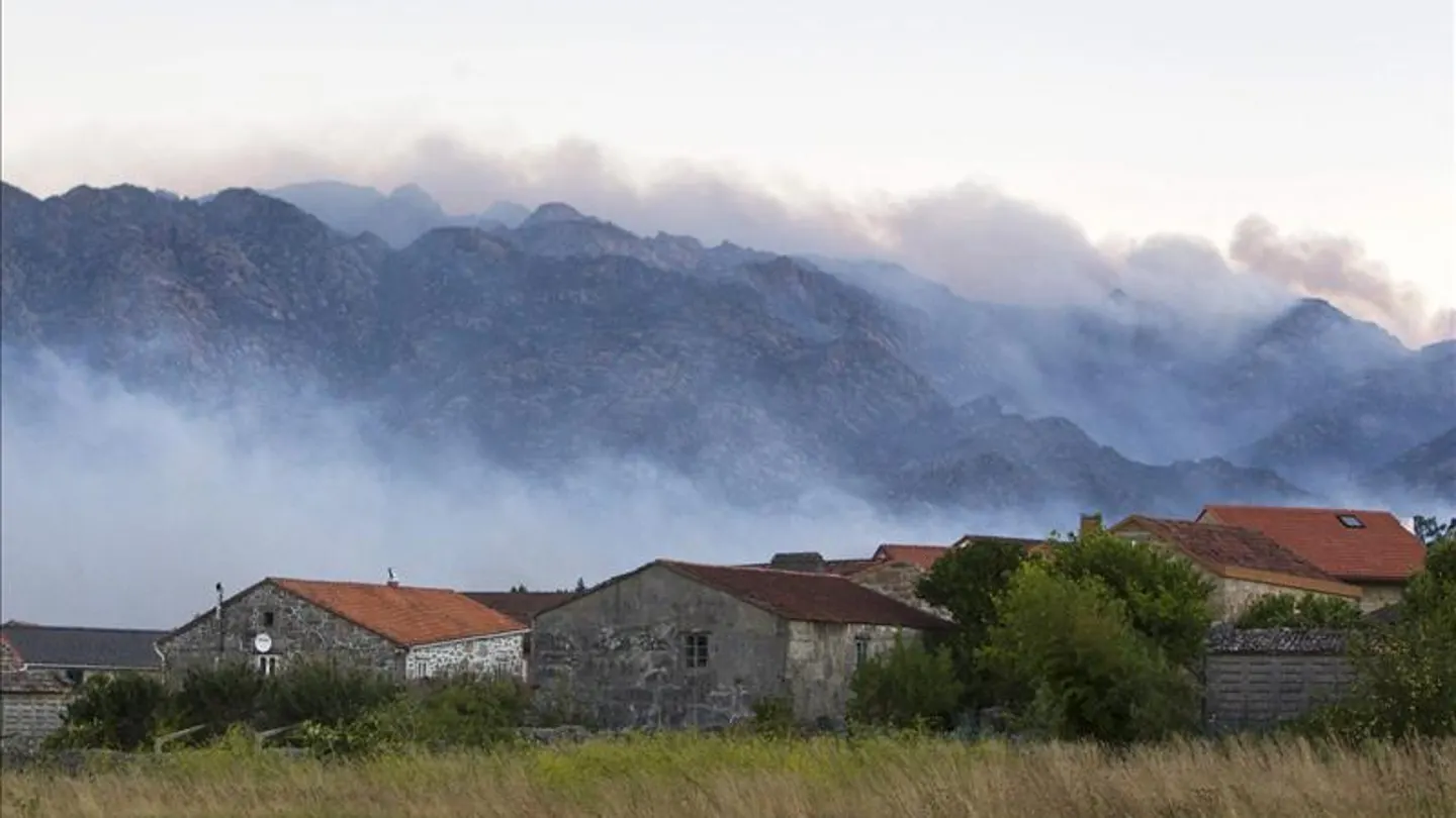 Continúa activo el incendio de O Pindo y se declara otro próximo al Monte Galiñeiro Continúa activo el incendio de O Pindo y se declara otro próximo al Monte Galiñeiro