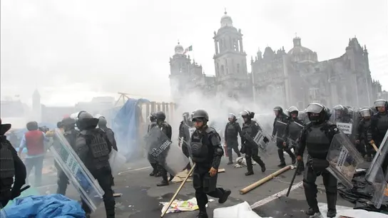 La policía desaloja a los maestros acampados en la plaza del Zócalo de Ciudad de México La policía desaloja a los maestros acampados en la plaza del Zócalo de Ciudad de México