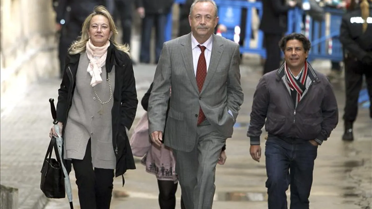 El juez José Castro y la secretaria judicial Lurdes Peña, a su salida de los Juzgados de Palma. El juez José Castro y la secretaria judicial Lurdes Peña, a su salida de los Juzgados de Palma.