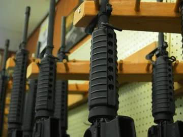 Fusiles en una tienda de armas Fusiles en una tienda de armas