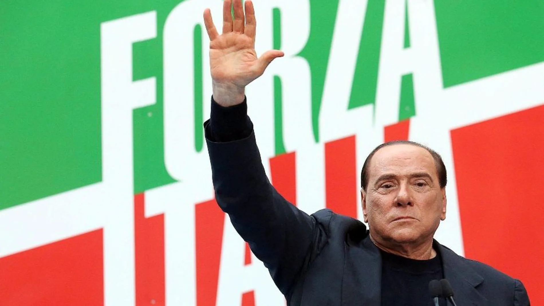 Berlusconi ante un cartel de Forza Italia (Archivo)