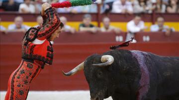 Instante previo a clavar las banderillas a un toro