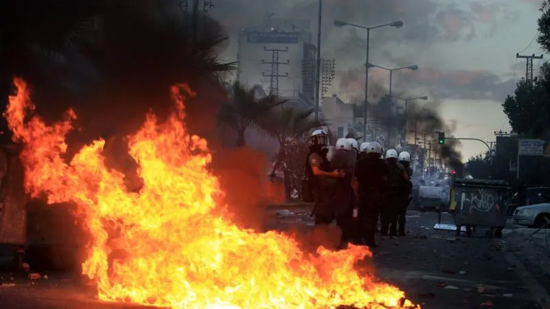 Manifestantes antifascistas contra antidisturbios en Grecia