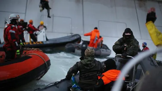La Guardia Costera rusa apunta a activistas de Greenpeace La Guardia Costera rusa apunta a activistas de Greenpeace