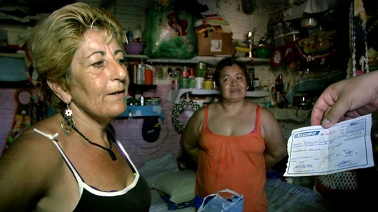 Lola explica que deben pagar para entrar en la cárcel Lola explica que deben pagar para entrar en la cárcel