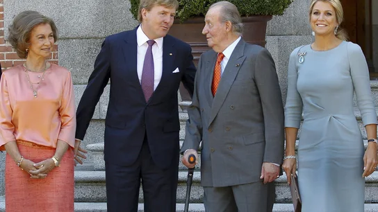 Don Juan Carlos y doña Sofía posan con Guillermo-Alejandro y Máxima de Holanda. Don Juan Carlos y doña Sofía posan con Guillermo-Alejandro y Máxima de Holanda.
