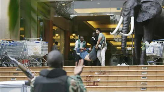 El centro comercial de Nairobi donde los asaltantes permanecen atrincherados El centro comercial de Nairobi donde los asaltantes permanecen atrincherados