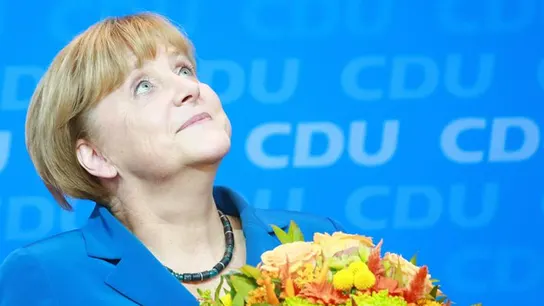 Angela Merkel sobre un fondo de la CDU Angela Merkel sobre un fondo de la CDU