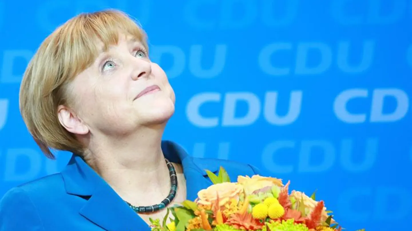 Angela Merkel sobre un fondo de la CDU Angela Merkel sobre un fondo de la CDU