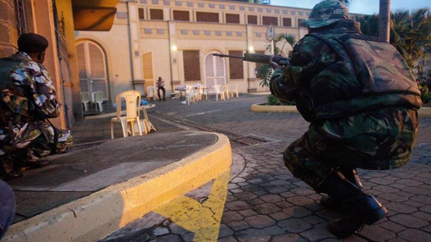 Las fuerzas de seguridad act&uacute;an en los alrededores del centro comercial keniata