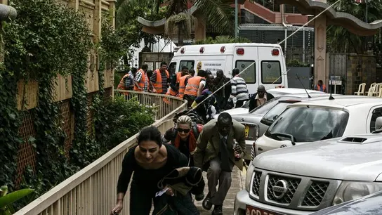 Varias personas huyen de los disparos de distintas armas que aun se oyen en el centro comercial de Westgate Varias personas huyen de los disparos de distintas armas que aun se oyen en el centro comercial de Westgate