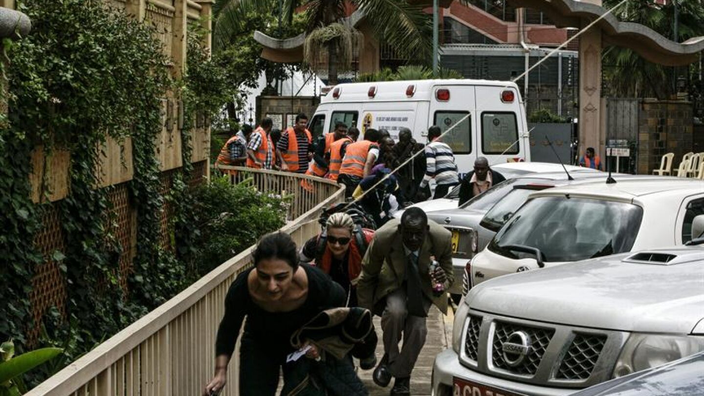 Varias personas huyen de los disparos de distintas armas que aun se oyen en el centro comercial de Westgate