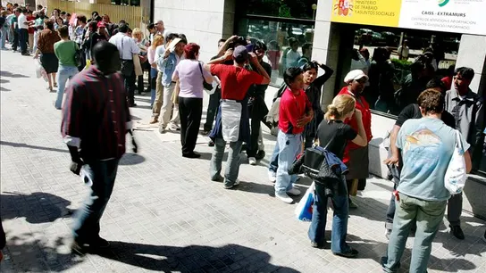 Imagen de una cola de extranjeros ante el Instituto Nacional de la Seguridad Social Imagen de una cola de extranjeros ante el Instituto Nacional de la Seguridad Social