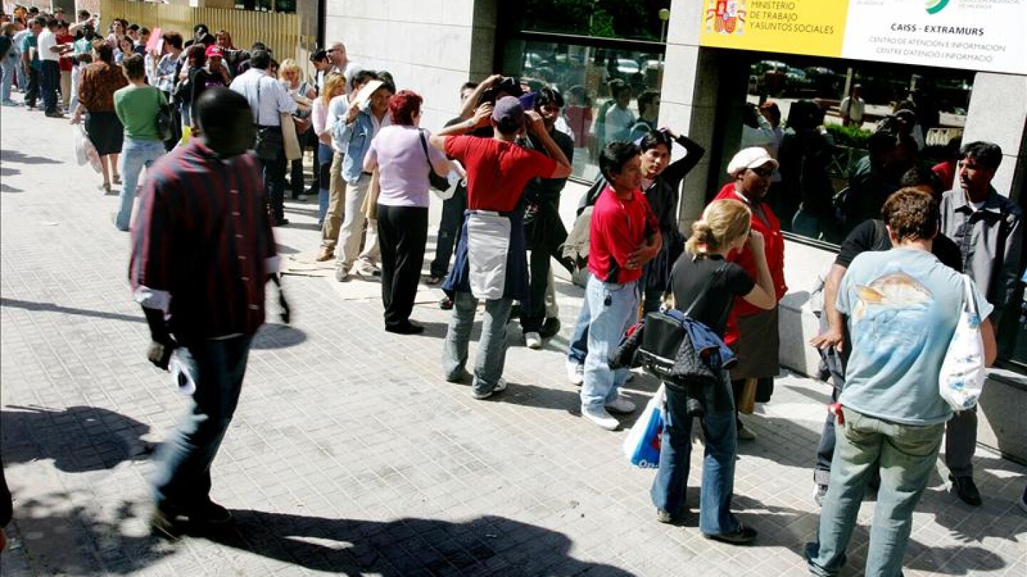 Imagen de una cola de extranjeros ante el Instituto Nacional de la Seguridad Social