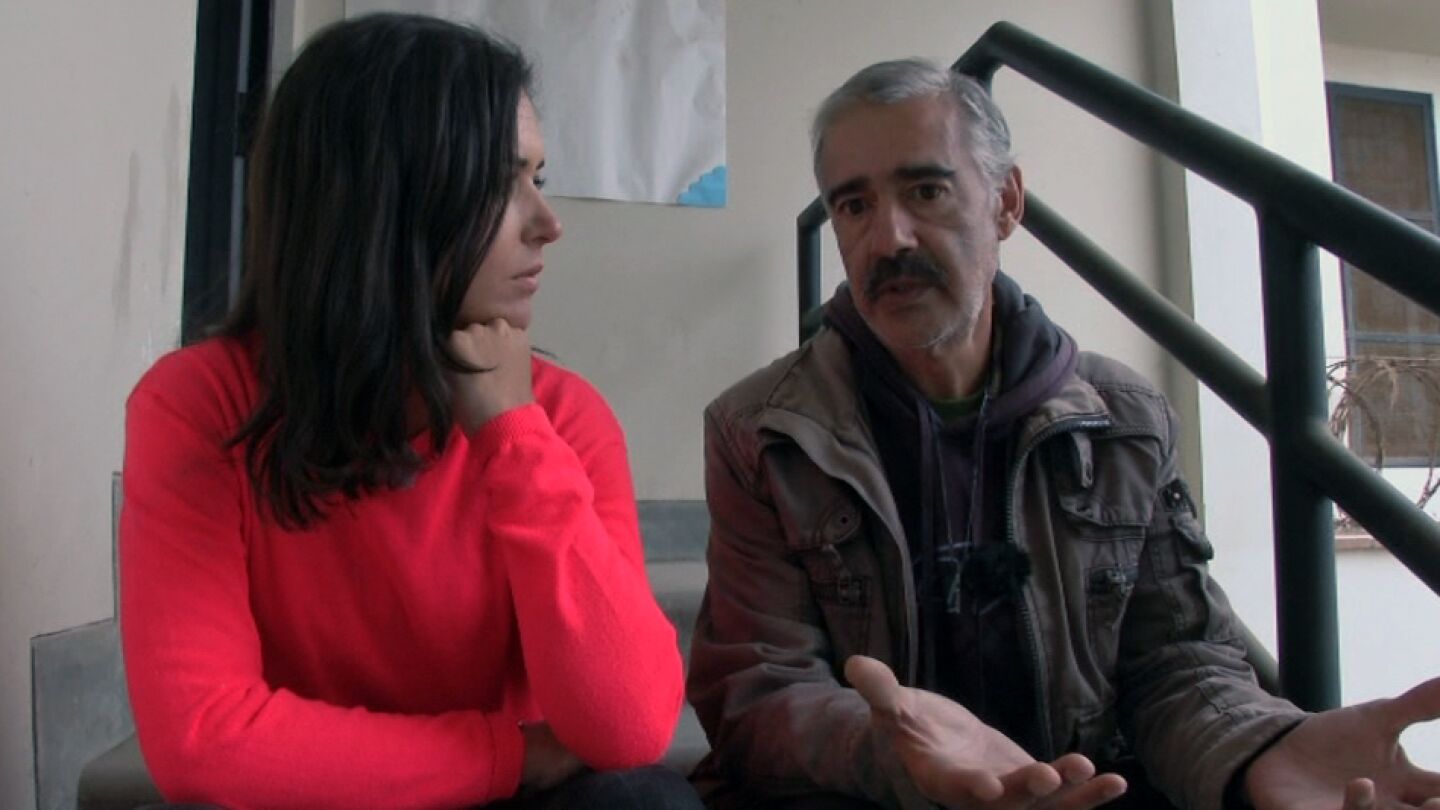 Juan Manuel habla con Alejandra Andrade sobre lo que ocurre en el pabell&oacute;n