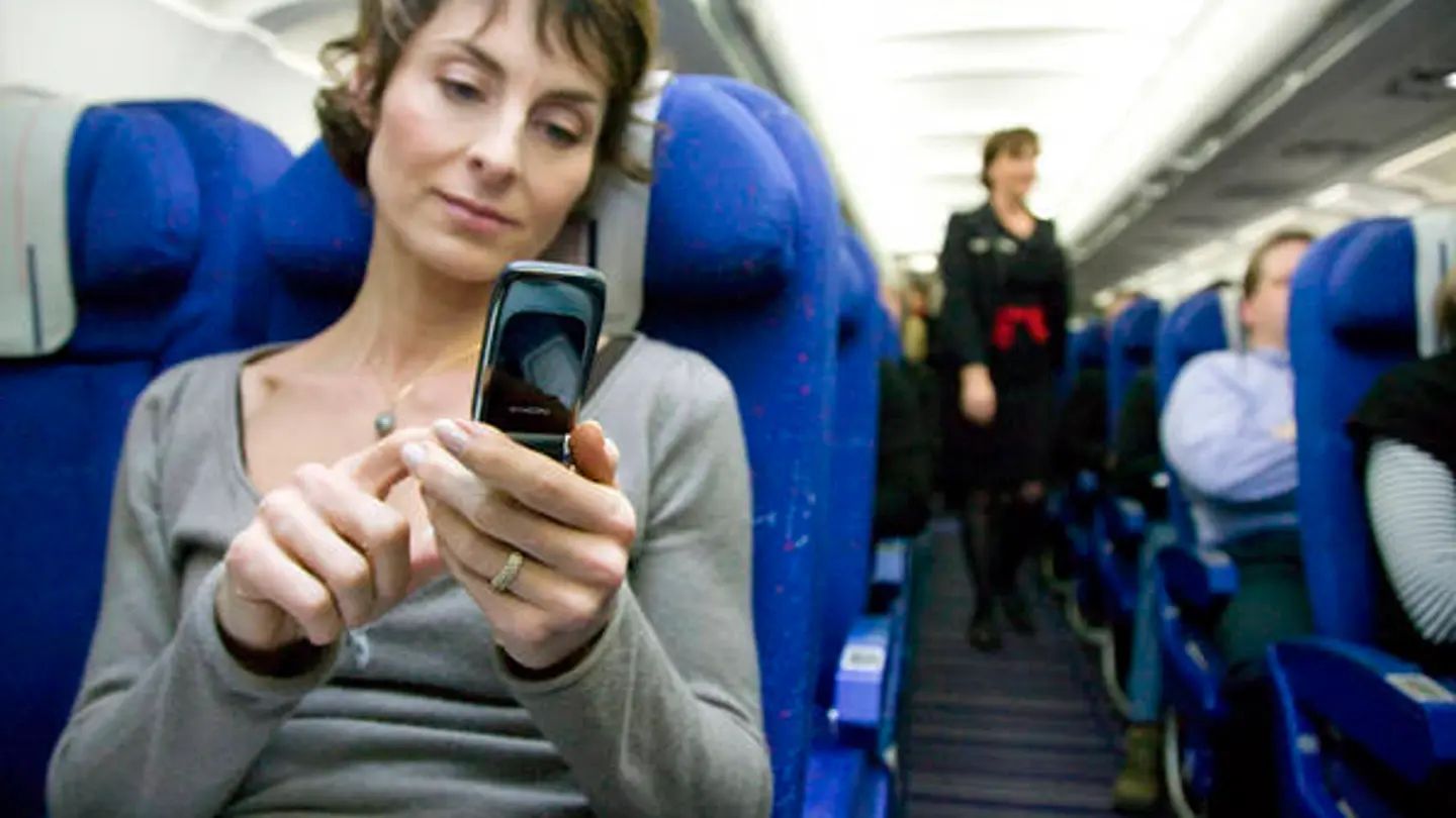 Usando el móvil en un avión Usando el móvil en un avión