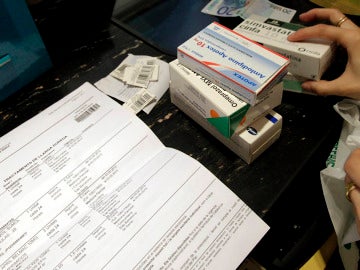 Una persona adquiere varios fármacos en una farmacia de Barcelona. EFE/Archivo Una persona adquiere varios fármacos en una farmacia de Barcelona. EFE/Archivo