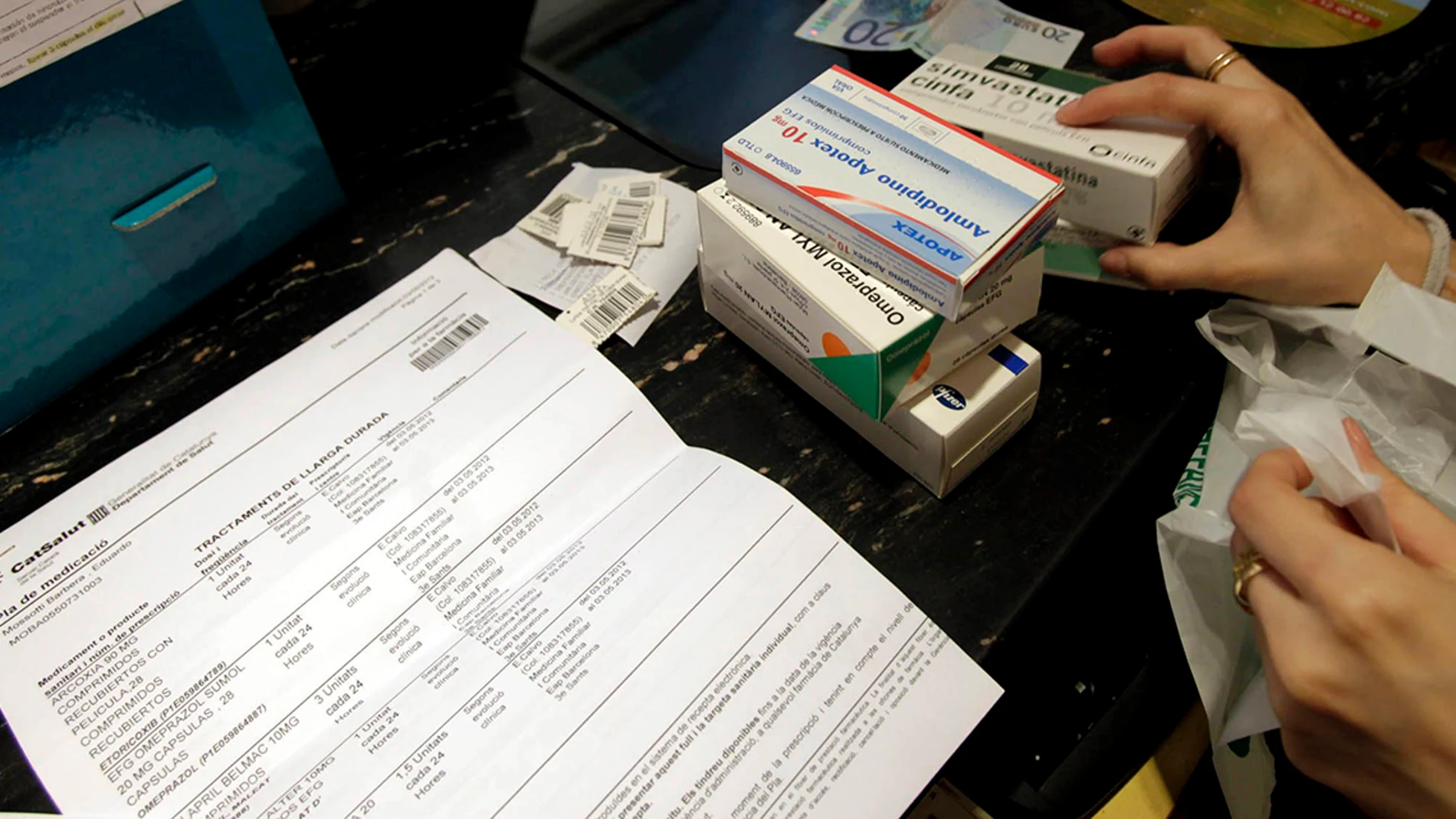Una persona adquiere varios fármacos en una farmacia de Barcelona. EFE/Archivo