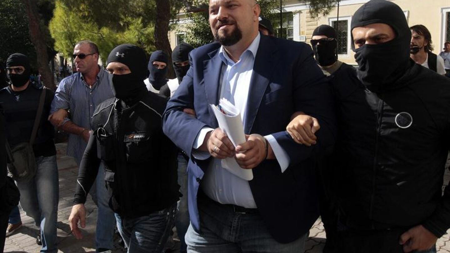 Polic&iacute;as antiterroristas escoltan a los dirigentes del partido Amanecer Dorado, Ilias Panagiotaros