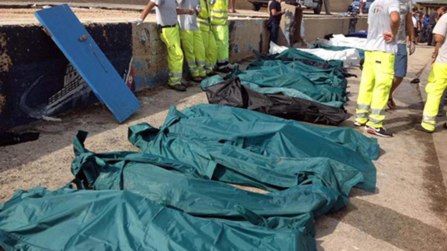 Al menos 82 inmigrantes han muerto en la costa de la isla italiana de Lampedusa Al menos 82 inmigrantes han muerto en la costa de la isla italiana de Lampedusa